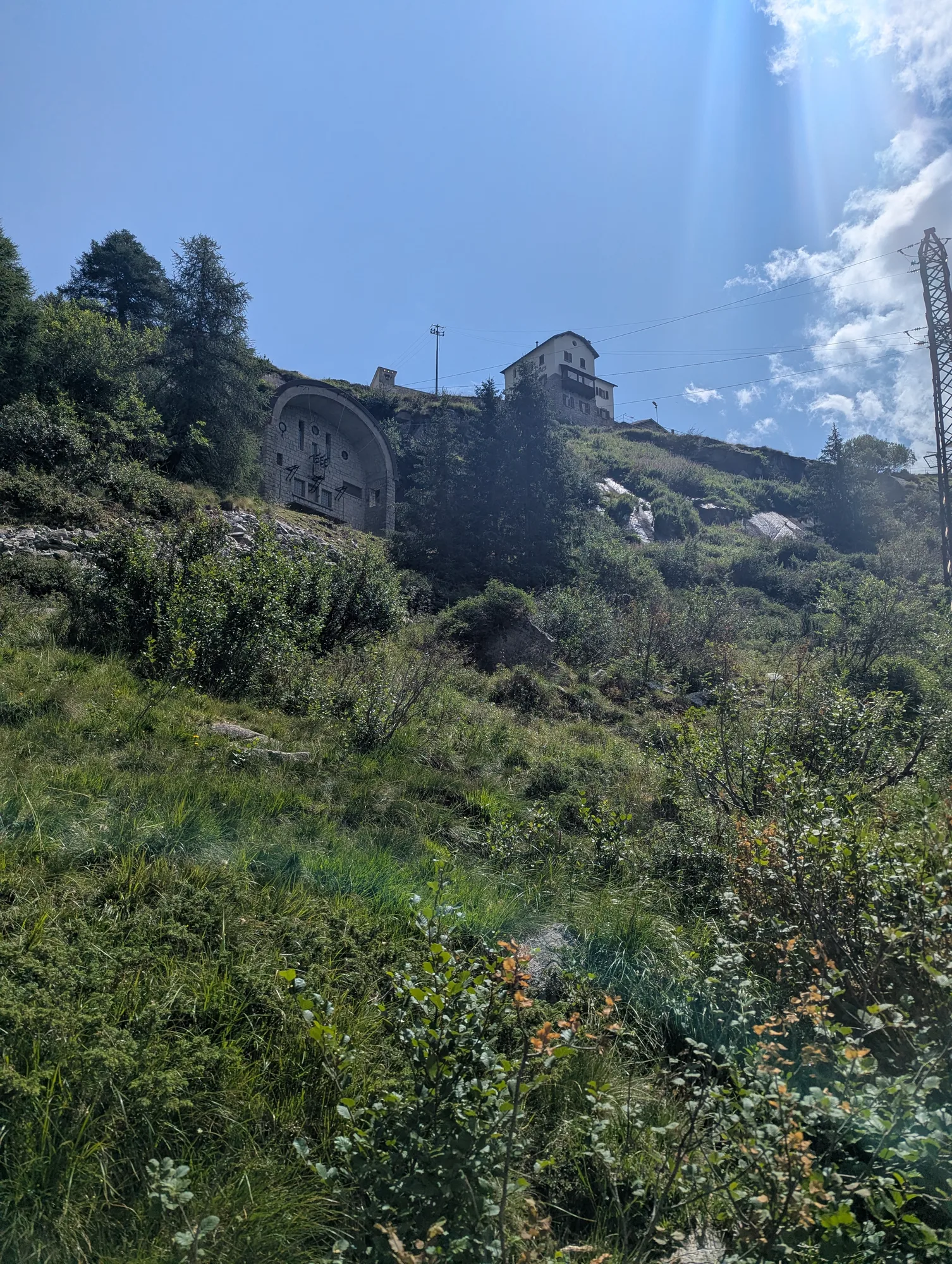 La centrale elettrica di Salarno vista da lontano